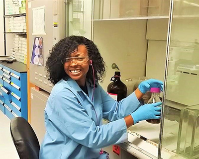 Lourena in the lab extracting aflatoxins_400.jpg